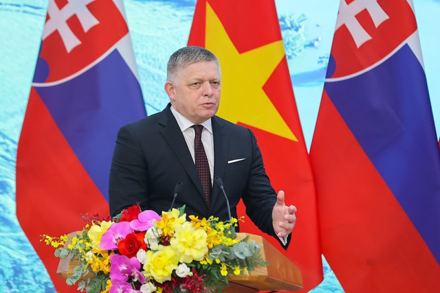Fin de la visite officielle du Premier ministre slovaque Robert Fico au Vietnam
